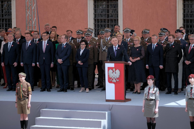 Prezydent Andrzej Duda w przemówieniu na Placu Zamkowym w Warszawie. (Fot. PAP/Mateusz Marek)