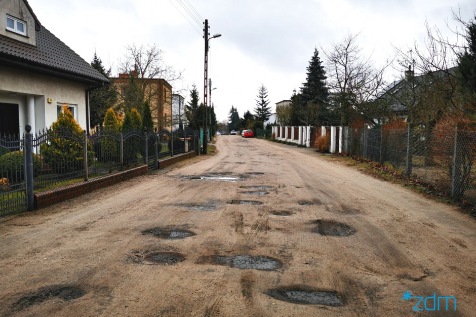Dzięki położeniu ażurowych płyt poprawią sie warunki drogowe, a deszczówka będzie zagospodarowana na miejscu opadu (fot. ZDM Poznań) Dzięki położeniu ażurowych płyt poprawią sie warunki drogowe, a deszczówka będzie zagospodarowana na miejscu opadu (fot. ZDM Poznań)