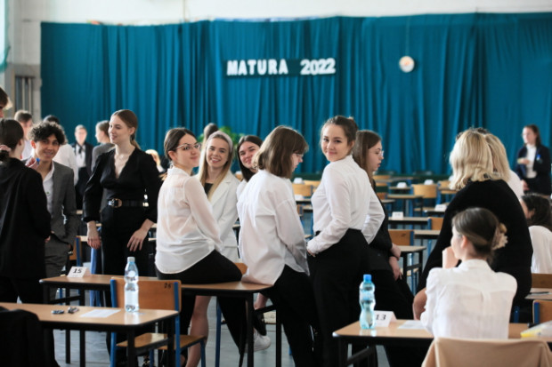 Do matury przystąpiło blisko 290 tys. tegorocznych absolwentów szkół średnich. Na zdjęciu młodzież z  II LO im. Marii Skłodowskiej-Curie w Gorzowie Wielkopolskim (fot. PAP/Lech Muszyński).