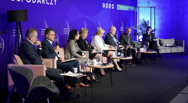 Paneliści sesji „Samorządy w nowych realiach” podczas Europejskiego Kongresu Gospodarczego (fot. PTWP)