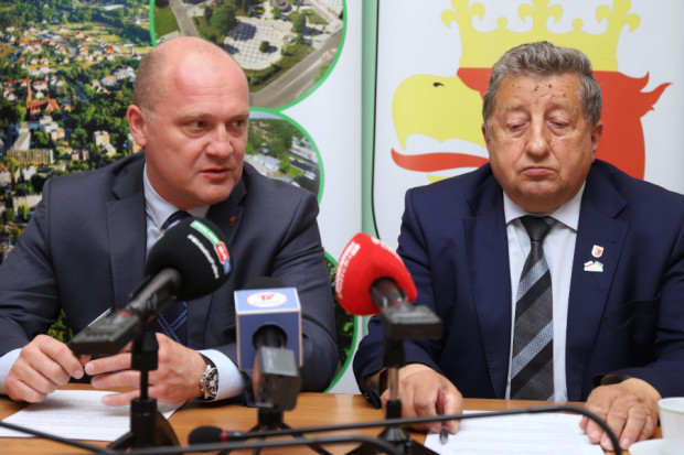Burmistrz Polic Władysław Diakun (z prawej) oraz prezydent Szczecina Piotr Krzystek (fot.police.pl)