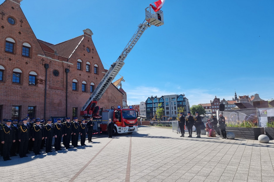 Awanse w straży pożarnej i nowy wóz dla Gdyni