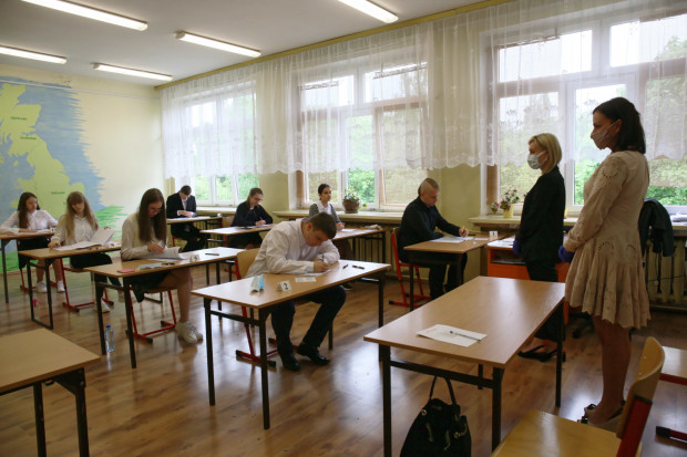 Pisemnym egzaminem z języka polskiego rozpocznie we wtorek się trzydniowy egzamin ósmoklasisty (Fot. PAP/Lech Muszyński)