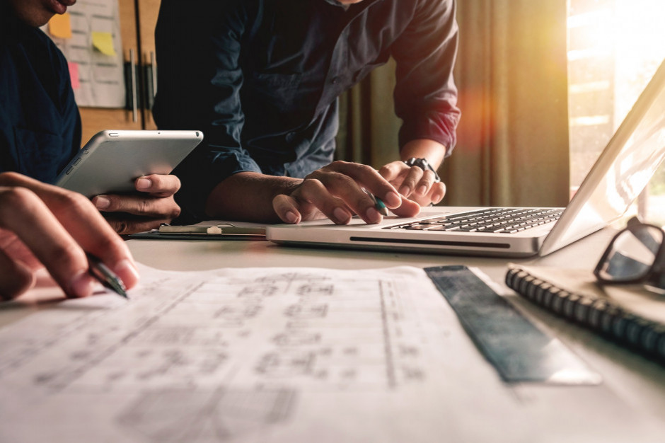Publiczne, w tym samorządowe insytucje, efektywnie korzystają z technologii informacyjno-komunikacyjnych (Fot. Shutterstock.com) Publiczne, w tym samorządowe insytucje, efektywnie korzystają z technologii informacyjno-komunikacyjnych (Fot. Shutterstock.com)