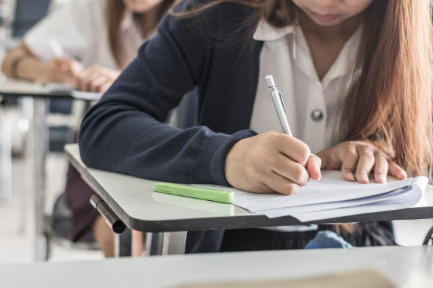 Uczniowie z Ukrainy zdający egzamin ósmoklasisty będą mieli wydłużony ze 120 minut do 210 minut czas na napisanie egzaminu z języka polskiego (fot. shutterstock)