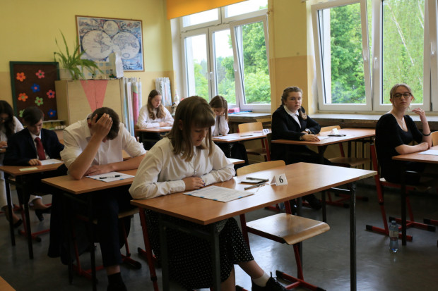 Egzamin ósmoklasisty jest trzydniowy. W pierwszym dniu był egzamin z języka polskiego (fot. PAP/Lech Muszyński)
