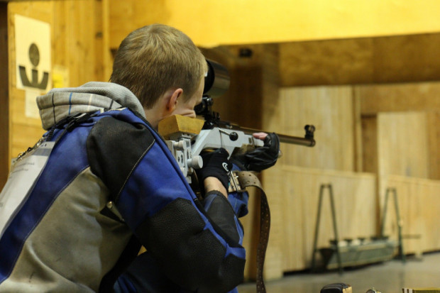 Projekt rozporządzenia przewiduje, że uczeń ma poznać zasady składania i rozkładania broni oraz nauczyć się strzelać z wykorzystaniem: broni kulowej, pneumatycznej, replik broni strzeleckiej (ASG), strzelnic wirtualnych albo laserowych (fot. Pixabay)
