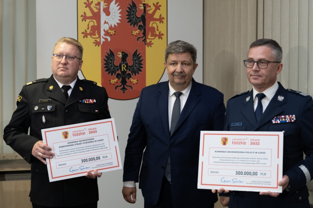 Samorząd przekazał po 300 tys. zł dla policji oraz straży pożarnej(fot. lodzkie.pl/Piotr Wajman i Adam Staśkiewicz)