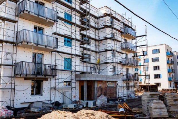 W skali roku zmniejszyła się liczba mieszkań, których budowę rozpoczęto (Fot. sosnowiec.pl/zdjęcie poglądowe)