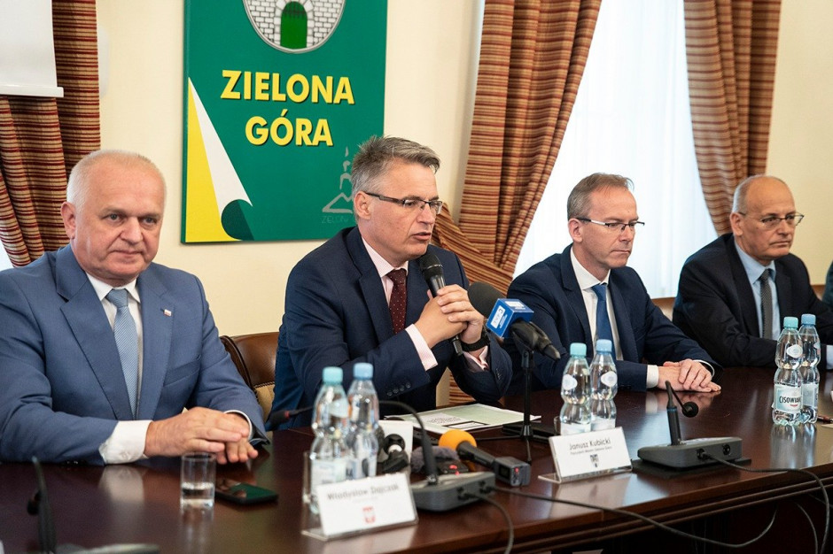 W środę w zielonogórskim ratuszu odbyła się konferencja prasowa poświęcona drugiemu odcinkowi Trasy Aglomeracyjnej. (fot.: facebook.com/PrezydentKubicki) W środę w zielonogórskim ratuszu odbyła się konferencja prasowa poświęcona drugiemu odcinkowi Trasy Aglomeracyjnej. (fot.: facebook.com/PrezydentKubicki)