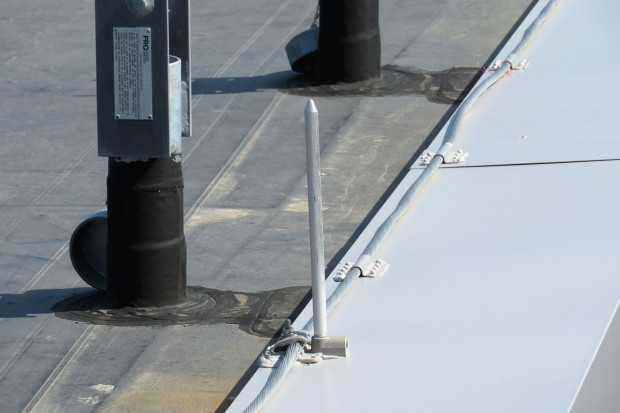 Umieszczone na dachu urządzenie przyciąga pioruny, sprawiając, że trafiają one w metalowy pręt, zamiast bezpośrednio w dach (fot.flickr)