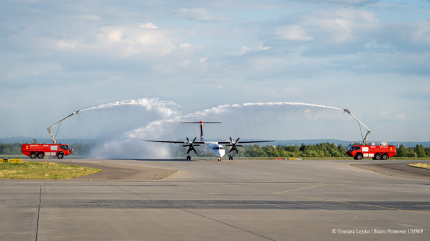 Samolot, którzy przyleciał z lotniska w Szymanach, na płycie lotniska witał tradycyjny salut wodny (fot.umwp)
