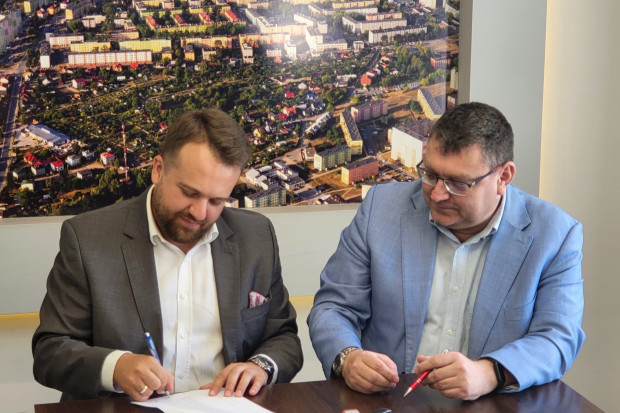 Prezydent Starachowic Marek Materek (z lewej) jest prezydentem pierwszym średniego polskiego miasta, które otrzyma pożyczkę z EBI (fot. UM Starachowice)