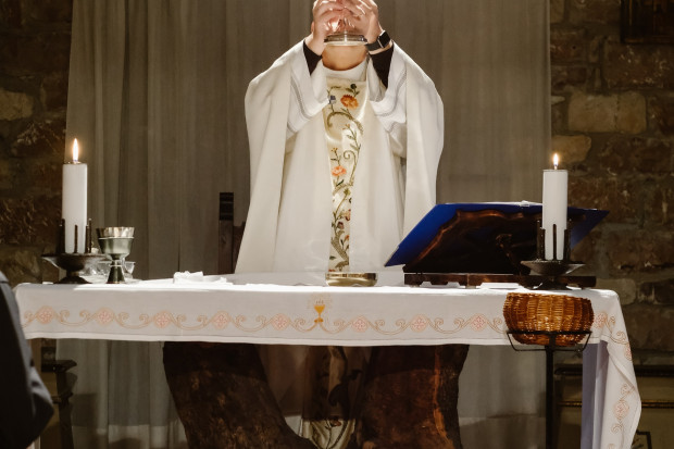 Nawiązał do adhortacji "Evangelii gaudium" Franciszka, której część papież poświęcił miastu i zadaniom, które Kościół ma do spełnienia w mieście. (fot. unsplash.com/Galbas)