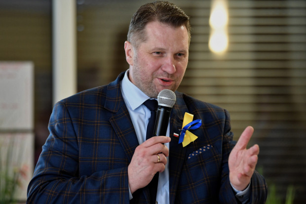 Jest mnóstwo ludzi i środowisk, powiedział szef MEiN, które patrzą na podręcznik z wielką nadzieją i radością - powiedział Przemysław Czarnek (Fot. PAP/Piotr Polak)