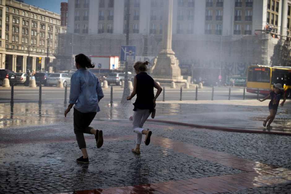 W centrum miasta pojawią się kurtyny wodne, które pozwalają znaleźć ochłodę i nawilżają powietrze w okolicy (fot. UM Warszawa)