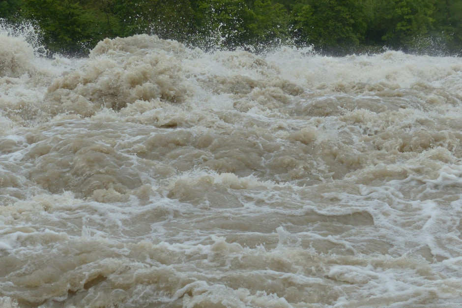 Możliwe są gwałtowne wzrosty stanów wód i lokalne podtopienia (fot. pixabay)