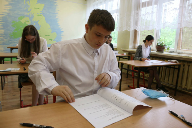 Zza rozwiązanie zadań z języka polskiego ósmoklasiści uzyskali średnio 60 proc. punktów, a z matematyki – 57 proc. (Fot. PAP/Lech Muszyński)
