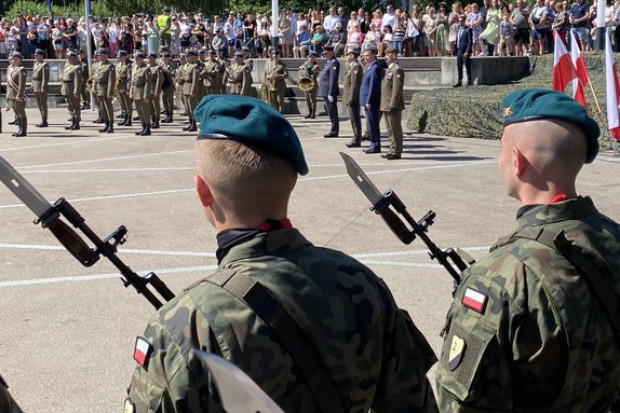 Błaszczak przypomniał, że oferta dobrowolnej zasadniczej służby wojskowej obejmuje szkolenie podstawowe i zaawansowane. (Fot. twitter.com/MON_GOV_PL)