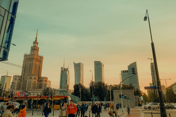 W Polsce jest 2976 jednostek samorządu terytorialnego, w tym jedno miasto stołeczne - Warszawa (fot. unsplash/jenia flerman)