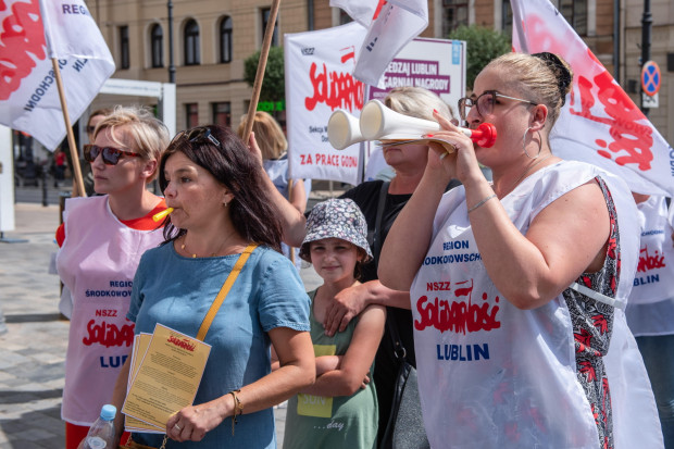 Kilkudziesięciu pracowników DPS-ów manifestowało w Lublinie, domagając się poprawy warunków pracy i płacy (Fot. PAP/Wojtek Jargiło)