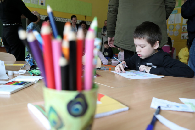 Dzieci z Ukrainy podczas nauki języka polskiego w Szkole Podstawowej nr 175 w Łodzi (fot.PAP/Roman Zawistowski)