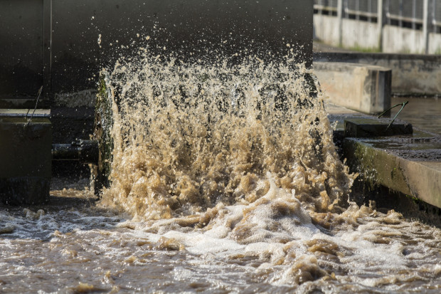 Nowela Prawa wodnego wdraża unijną dyrektywę dotyczącą oczyszczania ścieków komunalnych (fot. shutterstock)