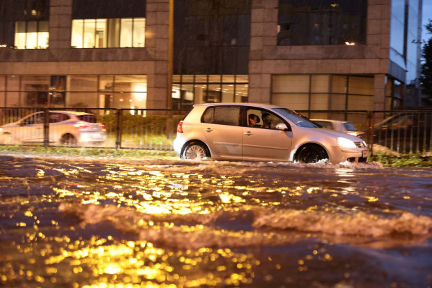 Zalane ulice po intensywnych opadach deszczu to coraz częstszy widok w Warszawie (fot. PAP/Leszek Szymański)