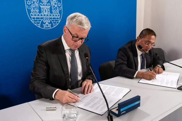 Porozumienie o współpracy podpisali Jacek Jaśkowiak, prezydent Poznania oraz Rashed Mustafa Sarwar, starszy koordynator ds. reagowania kryzysowego, przedstawiciel UNICEF na Polskę (fot. UM Poznań)
