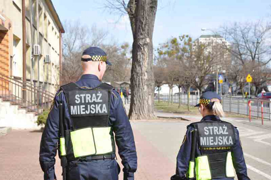 Stołeczni strażnicy miejscy protestują, nie jeżdżąc samochodami (fot. strazmiejska.waw.pl)