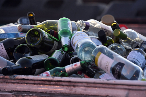 Część branży apeluje o wyłączenie z systemu kaucyjnego jednorazowych butelek szklanych (Fot. PAP/PA/Victoria Jones)