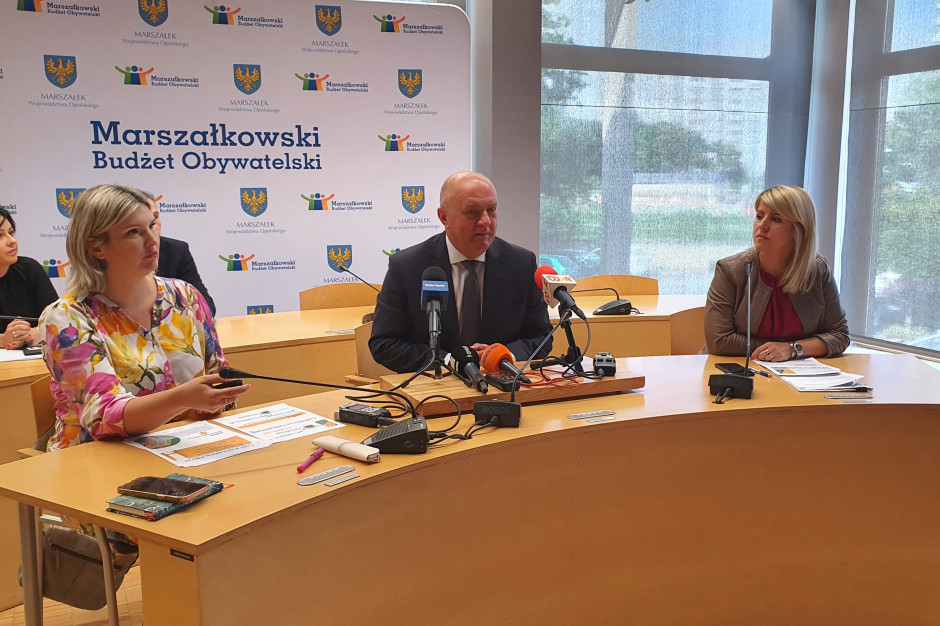 Marszałek Andrzej Buła i urzędnicy uczulają, żeby w projektach przyłożyć się do kwestii formalnych (Fot. UMWO)