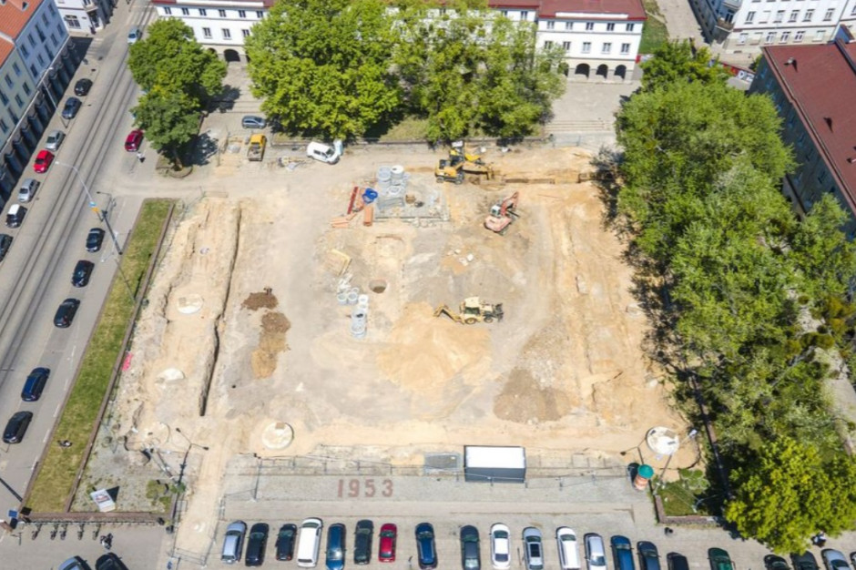 Przestrzeń na Starym Rynku w Łodzi miały wypełnić betonowe płyty. Tak się nie stanie. Miasto zdecydowało o zmianie projektu. Po zakończeniu plac rynku będzie zielony i funkcjonalny  (fot. UMŁ)