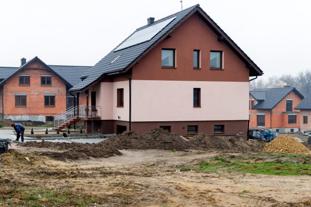 W pierwszym półroczu br. liczba pozwoleń na budowę domów jednorodzinnych spadła o 21 proc. (Fot. PAP/Andrzej Grygiel)