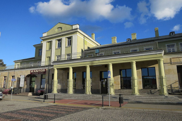Dworzec PKP w Skarżysku-Kamiennej (fot. wikipedia.org/Travelarz)