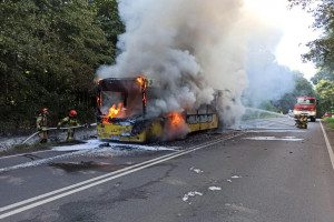 Doszczętnie spłonął jeden z autobusów miejskich w okolicach Tarnowskich Gór (fot. PSP Tarnowskie Góry/Michał Dziekan)
