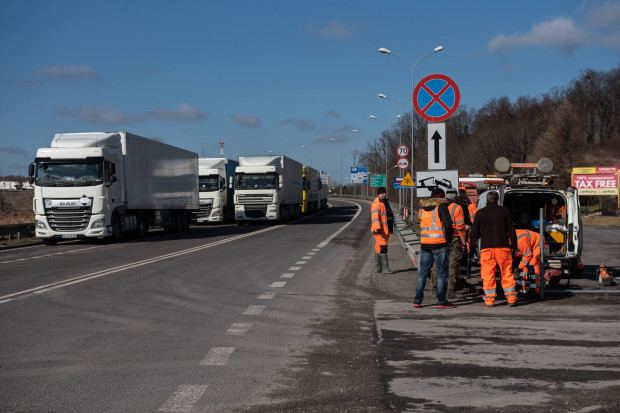 Mieszkańcy przejścia granicznego z Białorusią narzekają na kierowców TIR-ów (fot. PAP/Wojtek Jargiło)