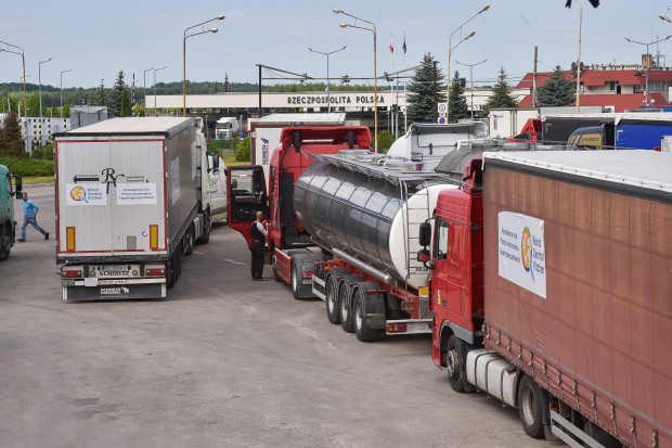 Kierowcy tirów na wyjazd z Polski przez przejście graniczne w Koroszczynie muszą czekać ok. 14 godzin (fot. PAP)