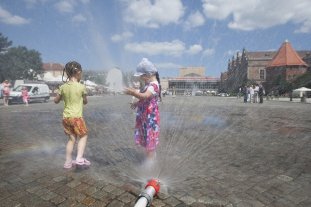 W upały szczególnie trzeba uważać na dzieci i osoby starsze (fot. Jerzy Pinkas/gdansk.pl)