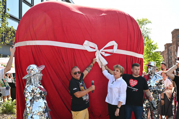 Odsłonięcia dokonali Jerzy Owsiak i prezydent Łodzi Hanna Zdanowska (fot.PAP/Grzegorz Michałowski)