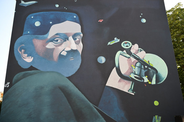 Mural przedstawiający Tomasza Stańkę. (Fot. PAP/Darek Delmanowicz)