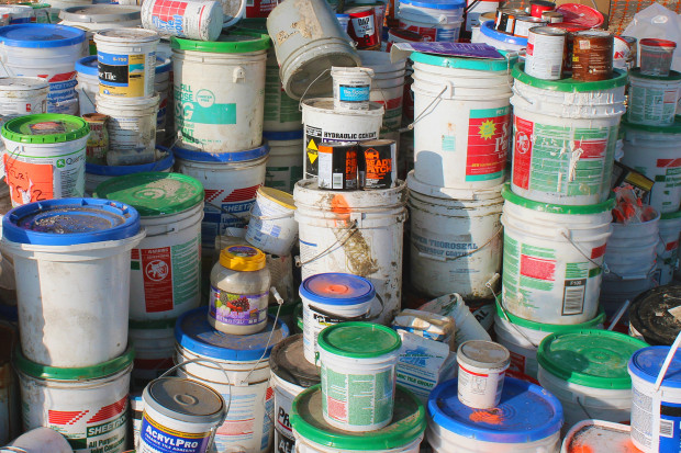 Odpady pochodzą m.in. z przemysłu farbiarskiego i lakierniczego (fot. ilustr. flickr)