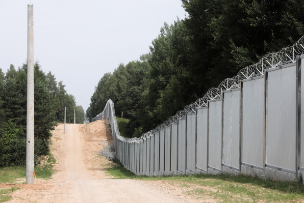 Wykonawca poprosił o przedłużenie terminu prac nad zaporą fizyczną na granicy polsko-białoruskiej (Fot. PAP/Artur Reszko)