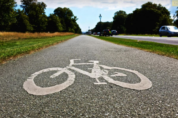 Rowerzysta ma obowiązek poruszania się drogą dla rowerów i pieszych, jeżeli przebiega ona w kierunku, w którym porusza się rowerzysta (fot. pixnio)