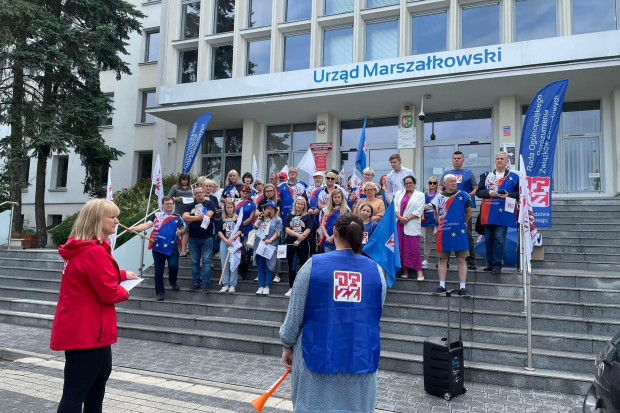 W sobotę pracownicy budżetówki protestowali  odbyły się protesty pod urzędami wojewódzkimi w trzech województwach (Warszawa, Zielona Góra, Poznań)/ fot. facebook/ CentralaOPZZ