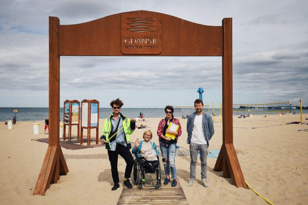 Plaże powinny być dostępne dla osób z niepełnosprawnościami, osób starszych oraz z wózkami dziecięcymi (fot. gdańsk.pl)