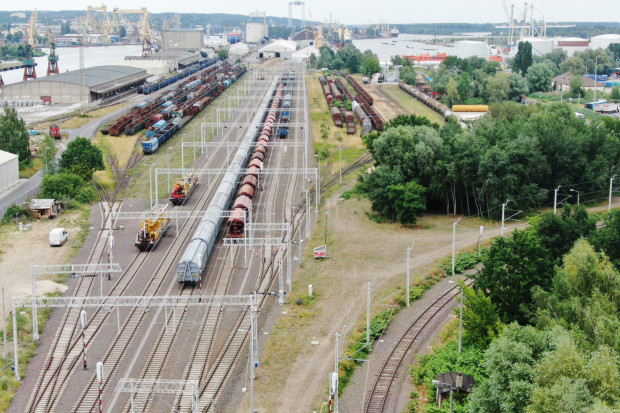 Inwestycja ma zwiększyć efektywność kolei oraz możliwości obsługi żeglugi morskiej (fot. gov.pl)
