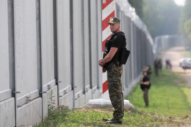 Przęsła zapory na granicy polsko-białoruskiej ustawione są już na całej zaplanowanej długości (Fot. PAP/Artur Reszko)