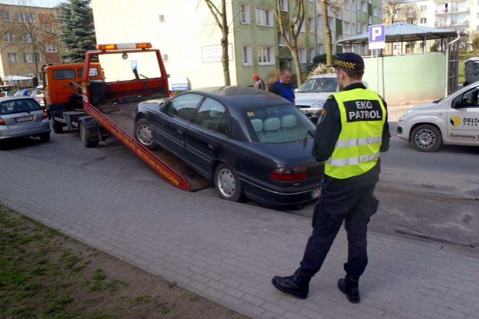 Auta usuwane są drogi m.in. wtedy, gdy stoją w miejscach z zakazem parkowania (fot. Straż Miejska w Poznaniu/zdjęcie ilustracyjne)