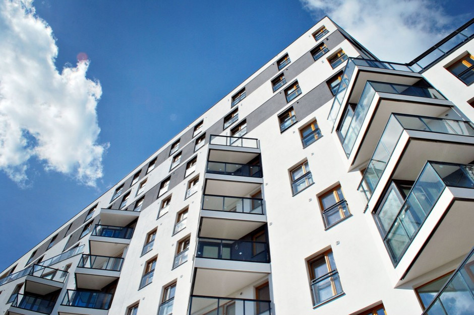 Właściciele mieszkań w budynkach wielorodzinnych mogą wnioskować o dotację m.in. do wymiany okien (fot.shutterstock)